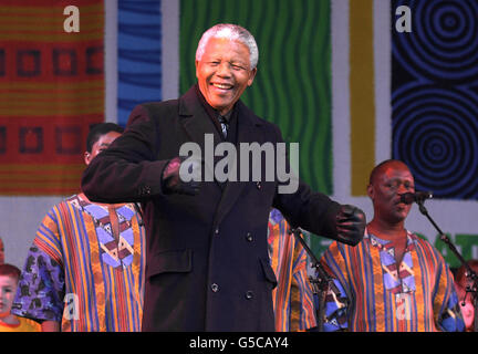 Der ehemalige südafrikanische Präsident Nelson Mandela tanzt auf der Bühne mit Ladysmith Black Mambazo auf dem Millennium Square in Leeds, wo er bei seinem ersten Besuch in Nordengland zum ehrenfreeman ernannt wurde. Tausende von Menschen versammelten sich, um einen Blick auf Mandela zu werfen, während seines Besuchs in der Stadt, die Teil des „Celebrate South Africa Festival“ ist. Mandela Gardens in Leeds wurde 1983 zur Unterstützung des Kampfes Südafrikas eröffnet. Stockfoto