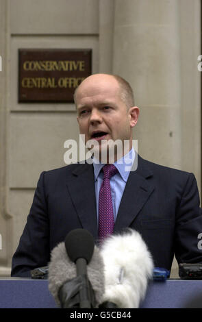 Der konservative Parteivorsitzende William Hague vor dem Zentralbüro der Konservativen Partei im Zentrum von London, wo er verkündete, dass der Tory-Abgeordnete John Townend eine Unterzeichung unterzeichnet habe, in der er sich für seine umstrittenen Äußerungen über die Rasse entschuldige. *Er war von William Hague dazu aufgefordert worden - oder aus der Konservativen Partei geworfen worden. In einer vom Konservativen Zentralamt veröffentlichten Erklärung zog Herr Townend seine Bemerkungen zurück und sagte, er akzeptiere, dass Rassismus in der Partei keine Rolle habe. Stockfoto