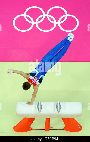 Der britische Max Whitlock tritt am neunten Tag der Olympischen Spiele 2012 in London beim Men's Pommel Horse Final in der North Greenwich Arena in London an. Stockfoto