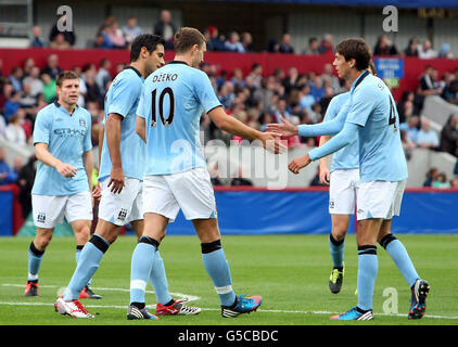 Manchester City's Edin Dzeko wird von Teamkollege Luca Scapuzzi (rechts) nach dem dritten Tor seiner Seiten während der Pre-Season Freundschaftsspiel in Thomond Park, Limerick gratuliert. Stockfoto