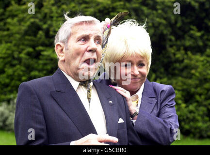 Die Schauspielerin Barbara Windsor versucht, den Comic-Schauspieler Norman Wisdom zu erwürgen, nachdem beide während einer Zeremonie in London von der Gilde der britischen Tie Makers einen Gold Tie Pin Award erhalten hatten. * zu den Stars gesellten sich acht weitere, darunter der Starkoch Gary Rhodes, der Komiker Paul Merton und der Boxer Chris Eubank, um ihre Auszeichnungen für ihre stilvolle Halsbekleidung zu erhalten. Stockfoto