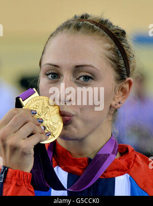 Die britische Laura Trott feiert Gold im Women's Omnium am Elf. Tag der Olympischen Spiele im Londoner Velodrome. Stockfoto