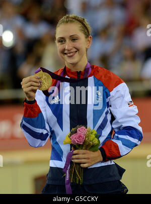 Die britische Laura Trott feiert Gold im Women's Omnium am Elf. Tag der Olympischen Spiele im Londoner Velodrome. Stockfoto