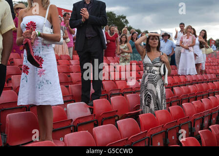 Cartier International Polo auf die Wachen Club, Smiths Rasen, Windsor Great Park, Egham, Surrey, England Am Ende der Tage spielen. 2000 s 2006 HOMER SYKES Stockfoto