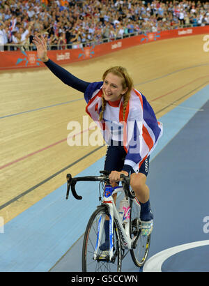 Die britische Laura Trott feiert Gold im Women's Omnium am Elf. Tag der Olympischen Spiele im Londoner Velodrome. Stockfoto