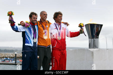 Olympiasieger im RS:X Men's Windsurfer von links nach rechts; Silbermedaille, Großbritanniens Nick Dempsey, Goldmedaillengewinnerin Dorian van Rijsselberge und Bronzemedaillengewinnerin Przemyslaw Miarczynski bei der Tonight-Zeremonie in Weymouth. Stockfoto