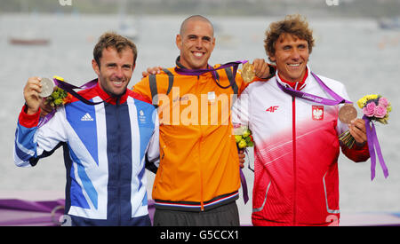 Die RS:X-Medaillengewinnerinnen der Herren auf dem Podium in Weymouth heute. Von links nach rechts: Der britische Nick Dempsey (Silber), der niederländische Dorian Van Rijsselberge (Gold) und der polnische Przemyslaw Miarczynski (Bronze). Stockfoto