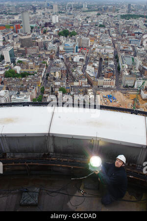 BT Aerial Rigger Mark Gravett passt das Licht auf dem in Gold beleuchteten BT Tower im Zentrum von London an, um die Athleten des Teams GB zu markieren, die die Anzahl der Goldmedaillen überholen, die 2008 bei den Olympischen Spielen in Peking gewonnen wurden. Stockfoto