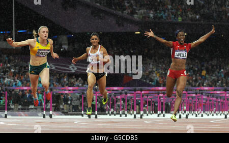 Die australische Sally Pearson (links) überschreitet die Linie, um die Goldmedaille zu holen, wobei Kellie Wells (rechts) Bronze im 100-m-Hürdenfinale der Frauen am 11. Tag der Olympischen Spiele 2012 in London holte Stockfoto