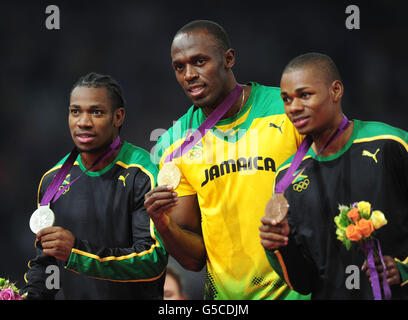 Jamaikas (links-rechts) Yohan Blake, Silver, Usain Bolt, Gold- und Bronzemedaillengewinner Warren Weir feiern im Olympiastadion in London. Stockfoto