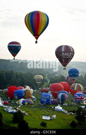 Luftballons starten über Ashton Court während einer Massenbesteigung bei der 34. Bristol International Balloon Fiesta, Ashton Court Estate, während sich Ballonfahrer aus der ganzen Welt bei dem größten Ballonevent in Europa versammeln. Stockfoto