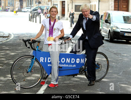 Die zweifache Goldmedaillengewinnerin Laura Trott in Westminster, im Zentrum von London, mit dem Londoner Bürgermeister Boris Johnson während der Ankündigung des RideLondon-Events, einem jährlichen Radsportwochenende für London, das eine 100-Meilen-Radtour mit dem "Marathon" beinhalten wird. Stockfoto