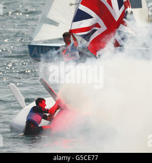 Die Briten Luke Patience und Stuart Bithell (links) feiern den Gewinn der Silbermedaille in der Klasse der Männer 470 bei den Olympischen Spielen in Weymouth und Portland. Stockfoto