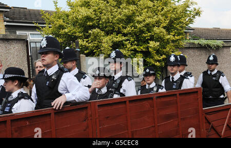 Polizisten, die heute in New Addington bei Croydon in der Wohnung von Christine Sharp, der Großmutter des vermissten Schulmädchen Tia Sharp, waren. Stockfoto