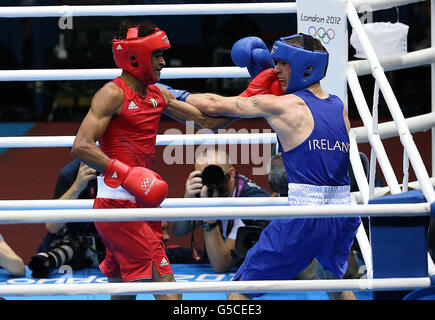 Irlands John Joe Nevin (rechts) während seines Halbfinalkampfes mit dem kubanischen Lazaro Alvarez Estrada in ihrem 56 kg schweren Boxkampf der Herren in der Excel Arena in London. Stockfoto