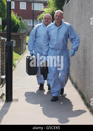 Forensische Polizisten verlassen heute das Haus von Christine Sharp, der Großmutter des vermissten Schulmädchen Tia Sharp in New Addington in der Nähe von Croydon. Stockfoto