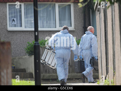 Forensische Polizisten verlassen heute das Haus von Christine Sharp, der Großmutter des vermissten Schulmädchen Tia Sharp in New Addington in der Nähe von Croydon. Stockfoto