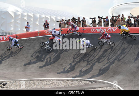 Der britische Liam Phillips (links) vermeidet einen Absturz beim ersten Turn, beim ersten Lauf des BMX-Halbfinales auf der BMX-Strecke im Olympic Park, London. Stockfoto