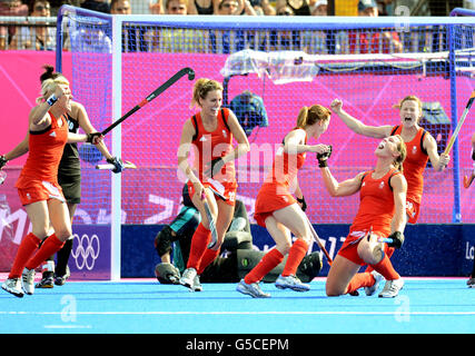 Die britische Crista Cullen feiert ihr Ziel in der Bronzemedaille im Hockey Center im Olympic Park in London. Stockfoto