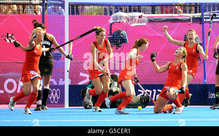 Die britische Crista Cullen feiert ihr Ziel beim Bronze-Medaillenspiel im Hockey Center im Olympic Park in London. Stockfoto