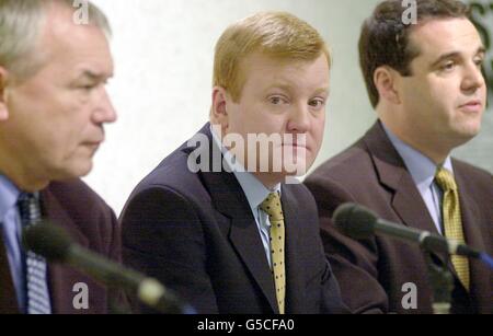 Der liberale Demokrat Charles Kennedy (Mitte) mit Lord Tim Razzall (L) und Lib dem Shadow-Kanzler Matthew Taylor bei einer Pressekonferenz am Hauptsitz im Zentrum von London, um das Wahlprogramm der Partei zu starten. * die Lib Dems wurden die zweite der großen Parteien, die ihr Wahlmanifest lancierten, mit dem Versprechen eines 3-Milliarden-Plans zur Reduzierung der Wartezeiten für Patienten. Für die Maßnahmen, die die Einstellung von zusätzlichen 27,500 Krankenschwestern und Hebammen sowie 4,600 Ärzten sehen würden, würde ein neuer Höchstsatz von 50 Pence auf Einkommen über 100,000 gezahlt. Stockfoto