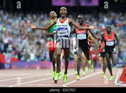 Der Brite Mo Farah gewinnt das 5000-m-Finale der Männer am 15. Tag der Olympischen Spiele 2012 in London im Olympiastadion in London. Stockfoto