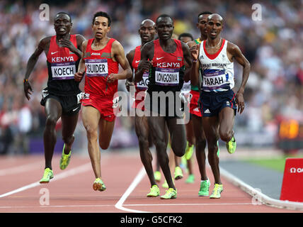 Olympische Spiele In London - Tag 15. Der britische Mo Farah auf dem Weg zum Sieg über die 5.000 Meter im Olympiastadion in London. Stockfoto