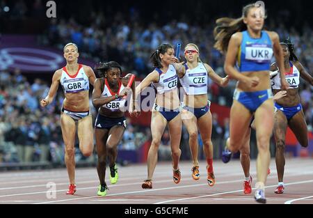 Der britische Lee McConnell (links) übergibt den Staffelstab an Mannschaftsgefährtin Perri Shakes-Drayton während des 4 x 400 m großen Staffelfinales der Frauen am 15. Tag der Olympischen Spiele 2012 in London im Olympiastadion in London. Stockfoto