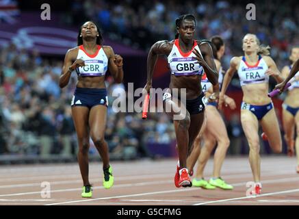 Greaet Britain's Christine Ohuruogu (rechts) startet ihr Bein, nachdem sie den Schlagstock von Mannschaftsgefährtin Perri Shakes-Drayton (links) während des 4 x 400 m großen Staffelfinales der Frauen am 15. Tag der Olympischen Spiele 2012 in London im Olympiastadion in London gesammelt hat. Stockfoto