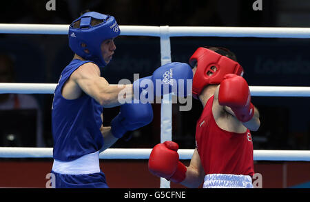 Der britische Luke Campbell (links) im Kampf gegen den irischen John Joe Nevin während des 56-kg-Finales der Männer im Excel Center, London, am 15. Tag der Olympischen Spiele 2012 in London. Stockfoto