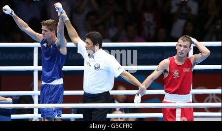 Der Großbritanniens Luke Campbell (links) gewinnt nach dem 56-kg-Finale der Männer im Excel Center, London, am 15. Tag der Olympischen Spiele 2012 in London, gegen den Irlands John Joe Nevin. Stockfoto