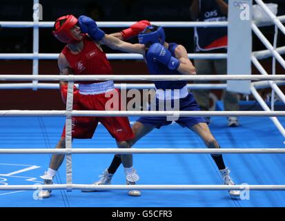 Der britische Luke Campbell (rechts) im Kampf gegen den irischen John Joe Nevin beim 56-kg-Finale der Männer im Excel Center, London, am 15. Tag der Olympischen Spiele 2012 in London. Stockfoto