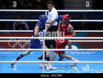 Der britische Luke Campbell (links) im Kampf gegen den irischen John Joe Nevin während des 56-kg-Finales der Männer im Excel Center, London, am 15. Tag der Olympischen Spiele 2012 in London. Stockfoto