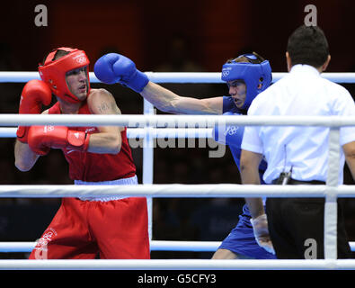 Der Großbritanniens Luke Campbell im Einsatz gegen den irischen John Joe Nevin (links) während des 56-kg-Finales der Männer im Excel Center, London, am 15. Tag der Olympischen Spiele 2012 in London. Stockfoto