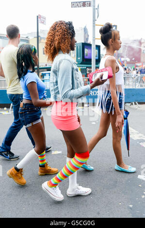 NEW YORK CITY - 30. Juni 2013: Frauen in bunten Outfits nehmen Sie Teil an der jährlichen Gay Pride parade in Greenwich Village. Stockfoto