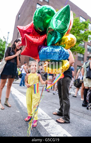 NEW YORK CITY - 30. Juni 2013: Ein Kind hält eine Regenbogenfahne und einem Bouquet von bunten Luftballons an die jährliche gay Pride Festival. Stockfoto