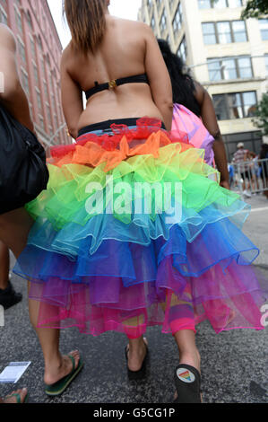 NEW YORK CITY - 30. Juni 2013: Frauen in bunten Outfits nehmen Sie Teil an der jährlichen Gay Pride parade in Greenwich Village. Stockfoto