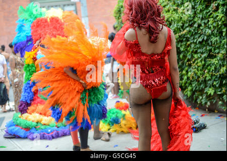 In NEW YORK CITY - 30. Juni 2013: Drag-Queens versammeln sich in Greenwich Village während der jährlichen gay-Pride-Veranstaltung. Stockfoto