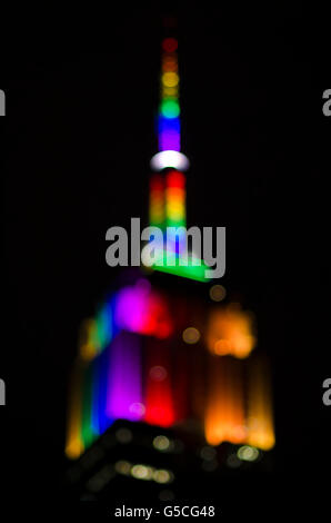 NEW YORK CITY, USA - 28. Juni 2015: Das Empire State Building leuchtet Regenbogenfarben zu Ehren des NYC Pride Week. Stockfoto