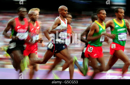Großbritannien Mo Farah auf dem Weg zum Sieg im Finale der Männer über 5000 m am 15. Tag der Olympischen Spiele in London im Olympiastadion in London. Stockfoto