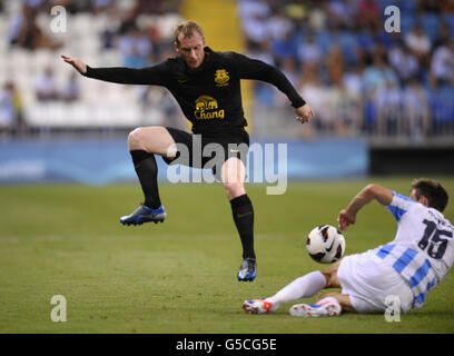 Evertons Tony Hibbert und Malagas Monreal in Aktion Stockfoto