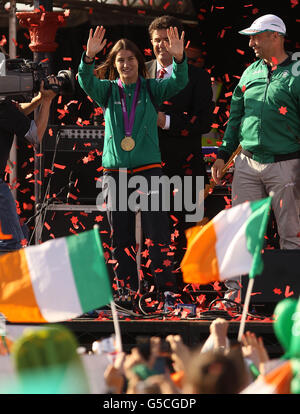 Olympische Spiele In London - Das Irische Team Kehrt Nach Hause Zurück. Katie Taylor aus der Republik Irland mit ihrer olympischen Goldmedaille bei einer Heimkehr in ihrer Heimatstadt Bray, Grafschaft Wicklow. Stockfoto