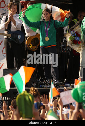 Katie Taylor aus der Republik Irland mit ihrer olympischen Goldmedaille bei einer Heimkehr in ihrer Heimatstadt Bray, Grafschaft Wicklow. Stockfoto