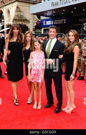 Sylvester Stallone mit Frau Jennifer Flavin und den Töchtern Sophia Rose, Sistine Rose und Scarlet Rose bei der UK Premiere von The Expendables 2 im Empire Cinema, Leicester Square, London. Stockfoto