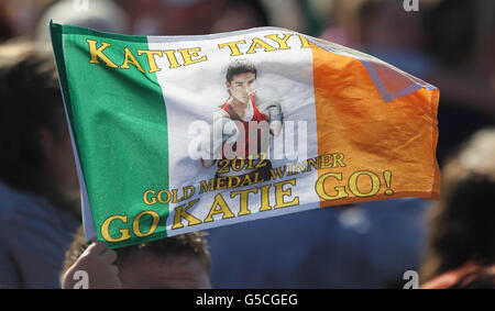 Während einer Heimkehr in ihrer Heimatstadt Bray, Grafschaft Wicklow, werden Flaggen für die irische Katie Taylor mit ihrer olympischen Goldmedaille gewunken. Stockfoto