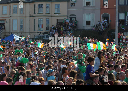 Fans füllen die Straßen, um die irische Katie Taylor mit ihrer olympischen Goldmedaille während einer Heimkehr in ihrer Heimatstadt Bray, Grafschaft Wicklow, zu sehen. Stockfoto