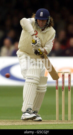 Englands Nachtwächter Ryan Sidebottom spielt am ersten Tag des 1. Tests in Lords, London, einen Abwehrschuss gegen Pakistan. Stockfoto