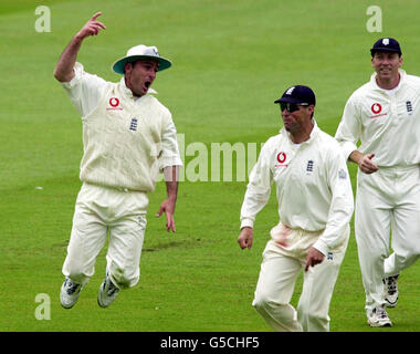 England-Fielder Graham Thorpe (links) feiert beim Testspiel in Lord's, London, den Kampf gegen Pakistans Saleem Elahi. Stockfoto