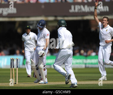 Englands Andrew Strauss zeigt seine Dejektion, nachdem er sein Wicket an Südafrikas Morne Morkel (rechts) während des dritten Investec Test Match am Lord's Cricket Ground, London, verloren hat. Stockfoto