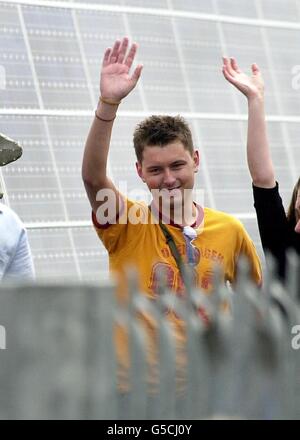 Der Kandidat für den vierten großen Bruder, Brian, waves Auf Wiedersehen, bevor er das Haus des großen Bruders in Ostlondon betrat. Zehn Menschen betreten das Haus, das die Produzenten bewusst gemütlicher gemacht haben, in der Hoffnung, die Show aufzupicen und sie in die Stimmung für Liebe zu bringen * ... zum Start der Spielshow. 23/7/01: Er ist die erste Wahl als Urlaubsbegleiter, eine Umfrage ergab. Der sprudelnde Air Steward für Ryanair, der mittlerweile bis auf die letzten vier im Channel 4-Programm zurückreicht und als Favorit gewonnen hat, führte in einer Umfrage des Urlaubsunternehmens travelchoice.com an die Spitze der Liste. Stockfoto